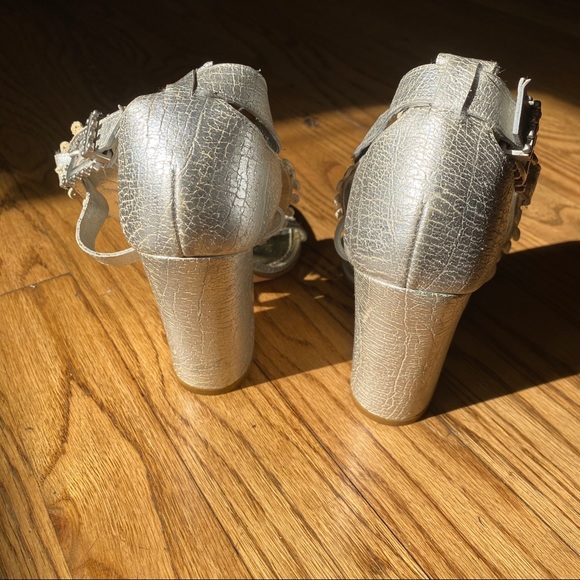 ⚡️Givenchy metallic leather lace heart block heels - Picture 7 of 16